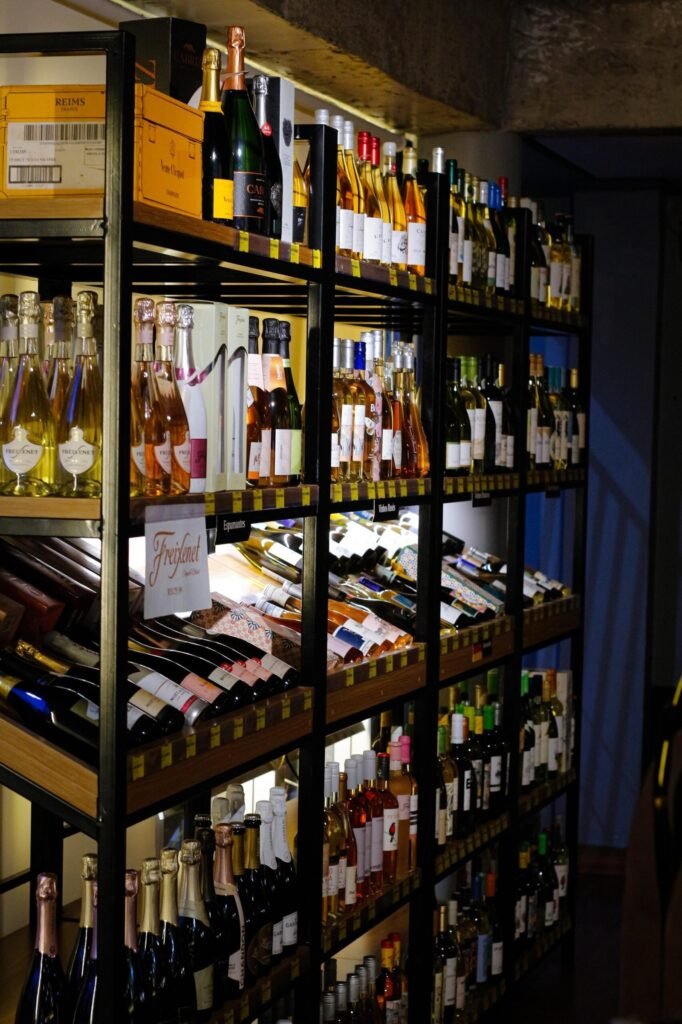 Celebre e Deguste no ambiente acolhedor da Adega Nova.